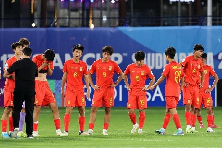中国足球困境解析，主帅与球员的脱节、盲目自大心理的挑战及未来出路探讨