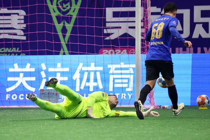 吴钩足球直播单挑王李祥，技艺、激情与直播时代的完美交融