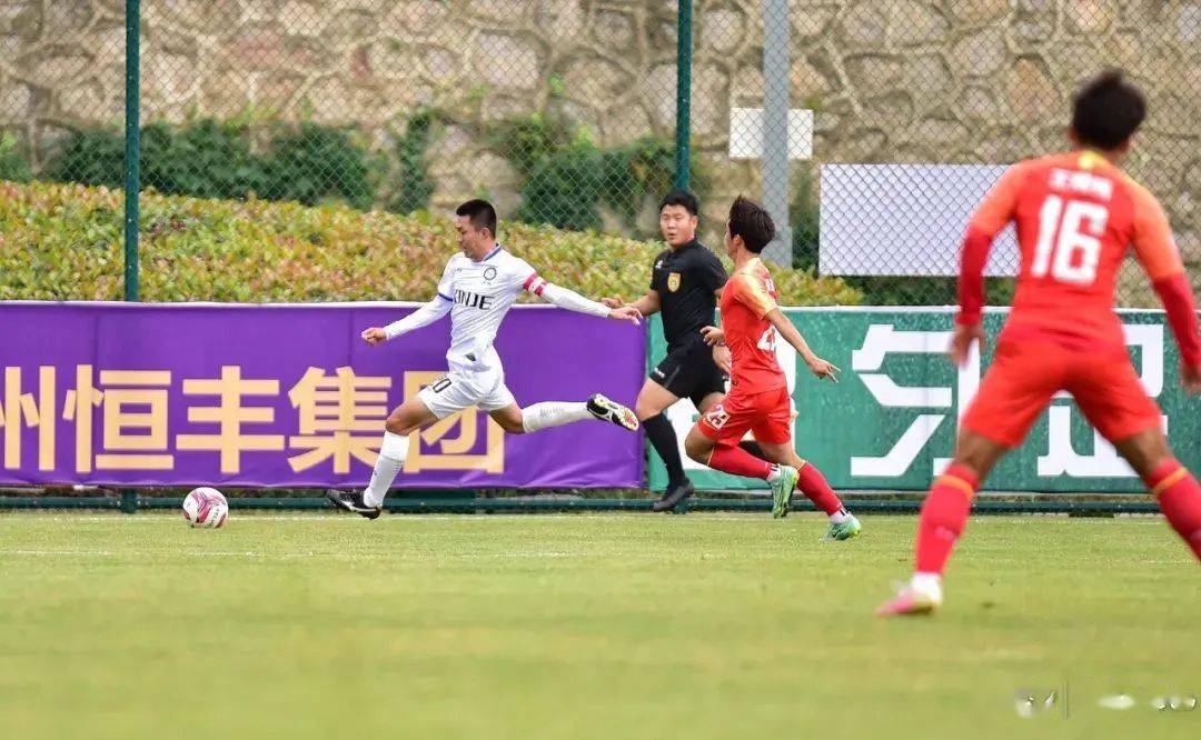 吴钩足球直播单挑王李祥，技艺、激情与直播时代的共赢