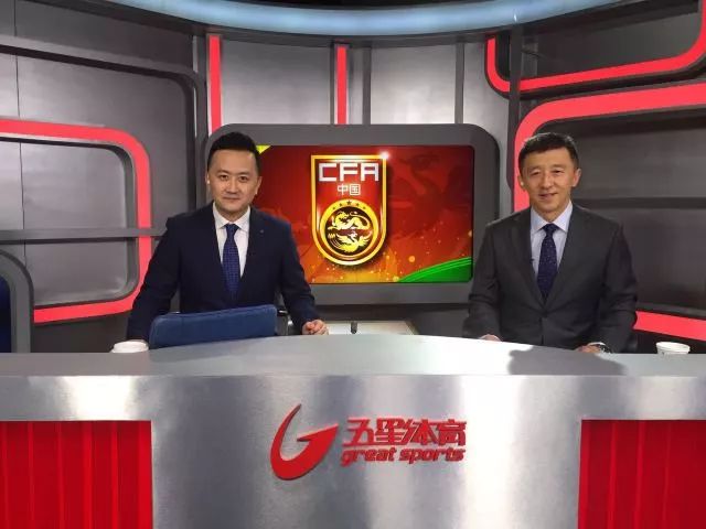 金虎主持足球直播的魅力风采展示