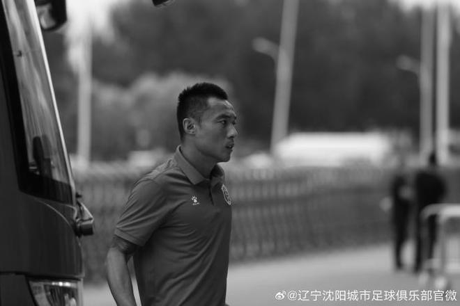 鲍盛鑫悼念布彭扎，愿天堂也有足球相伴，安息吧