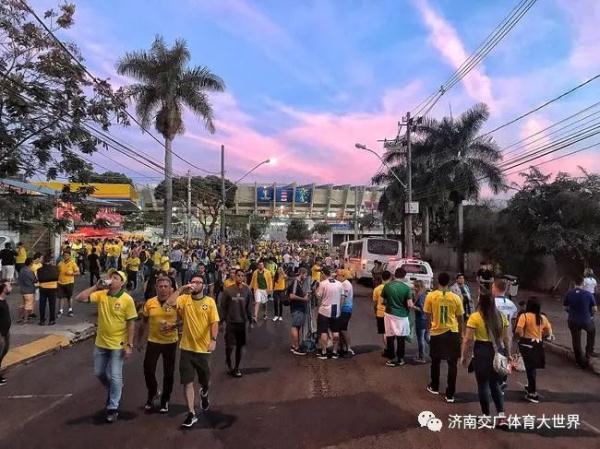 卡塞米罗社媒发文，老特拉福德的疯狂之夜，半决赛我们来了！