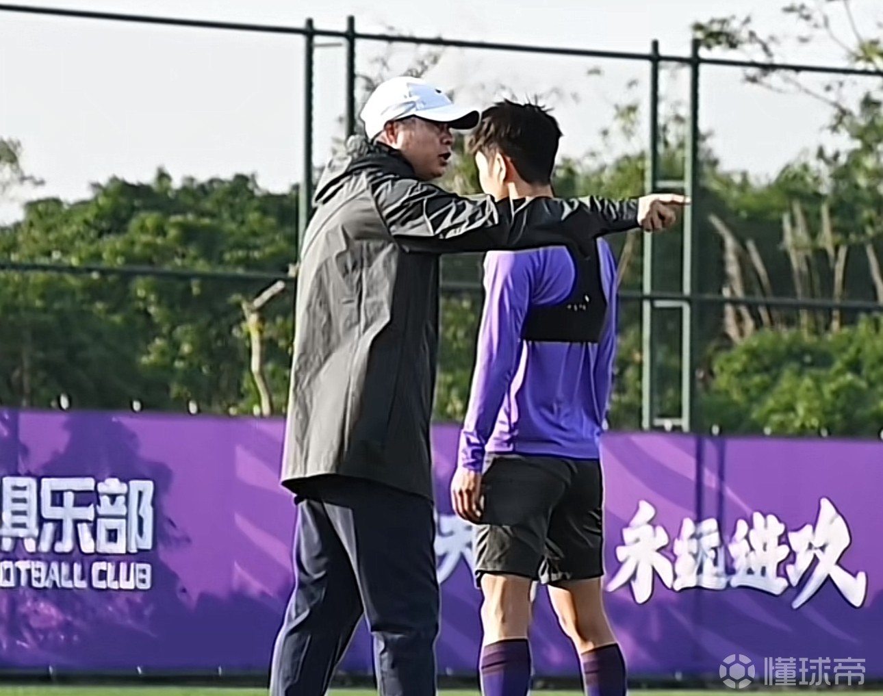 津门虎的胜利之路，率队取得近五轮首胜，球员赛后与主帅于根伟共庆胜利展现坚定支持
