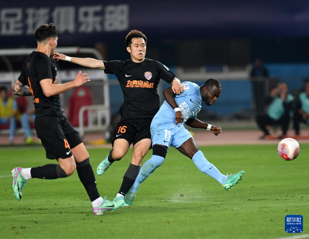 河南俱乐部酒祖杜康闪耀赛场，一场惊心动魄的3-1战胜青岛海牛，马亚、钟义浩、阿奇姆彭分别建功