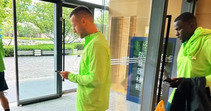 博主观察，国安今日冒雨进行官训，斯帕吉奇积极参与其中
