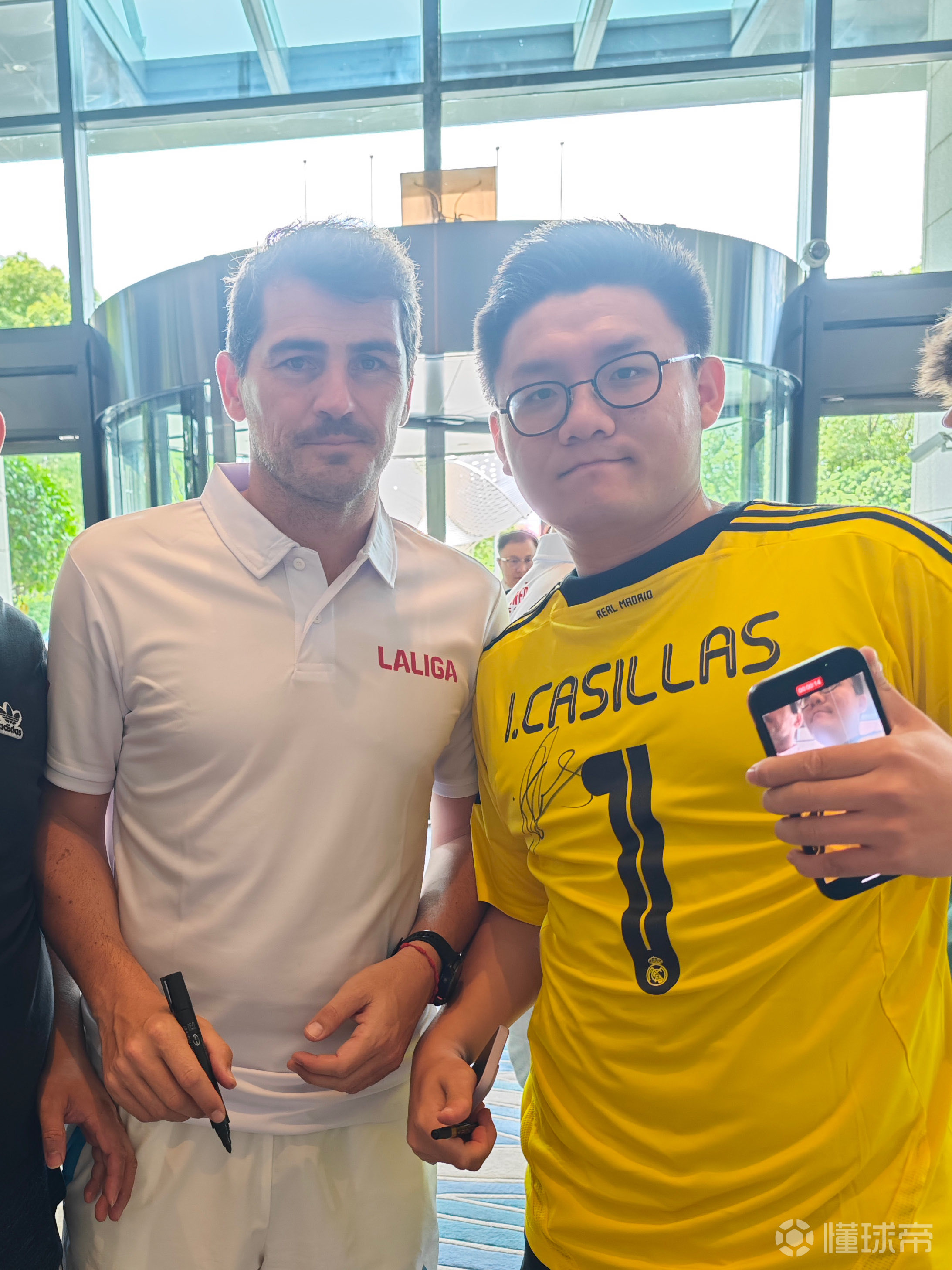 塞巴略斯与巴列霍闪耀塞维利亚球迷见面会，与小球迷共度欢乐时光