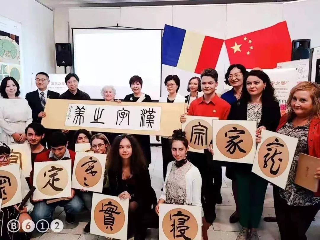 布加勒斯特星队独特方式庆夺冠，联赛冠军的独特庆典之路